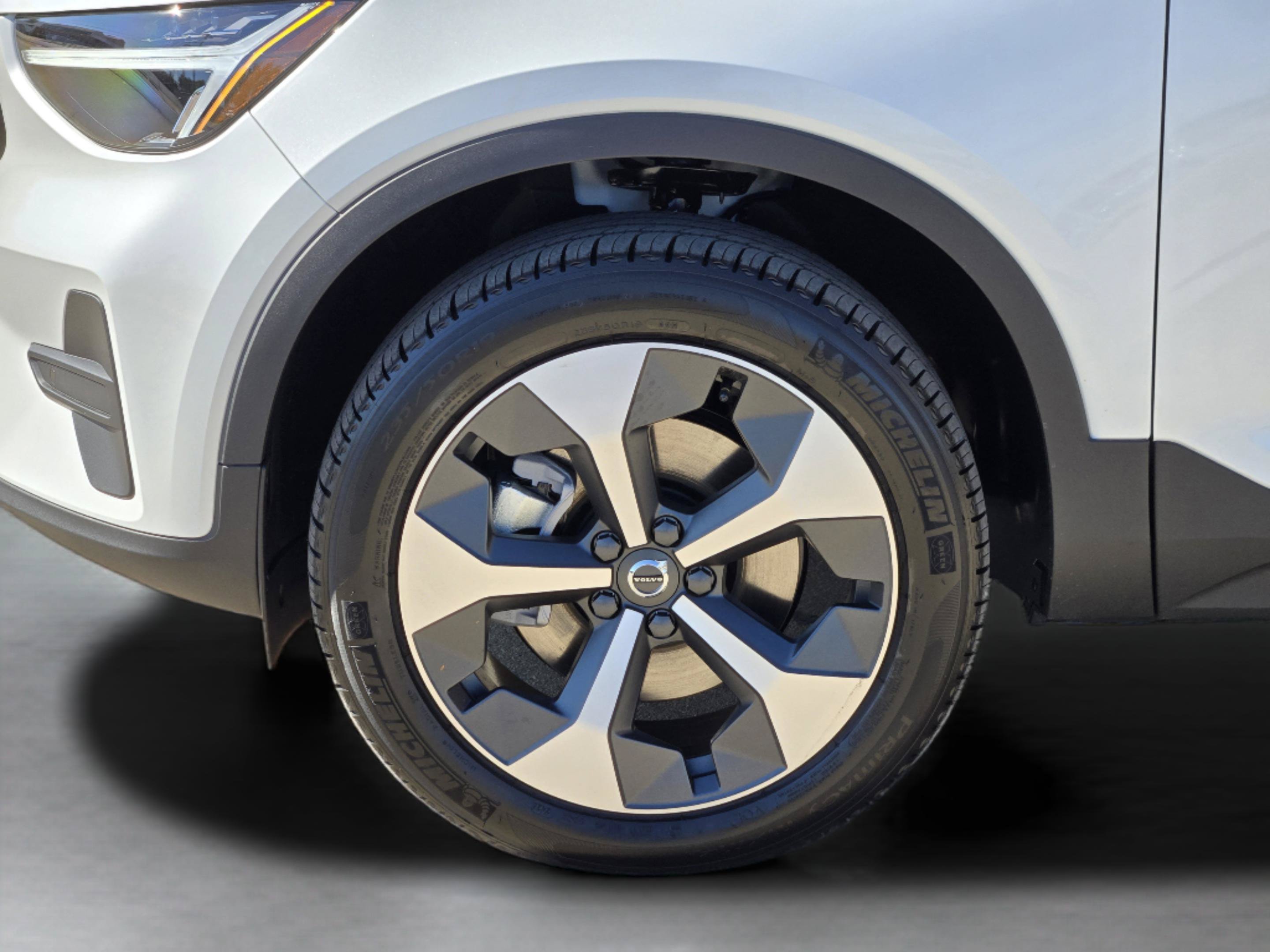 New 2026 Volvo XC40 B4 Core w/ Climate Package FWD image 32