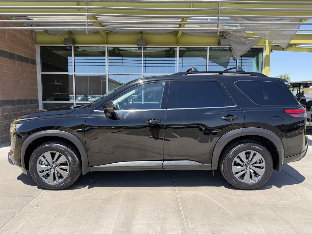Used 2025 Nissan Pathfinder SV w/ SV Premium Package FWD image 7