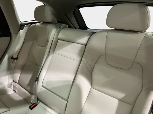 Used 2022 Volvo XC60 B5 Momentum w/ Climate Package image 14