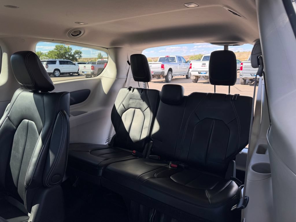 Used 2023 Chrysler Pacifica Touring-L FWD image 18