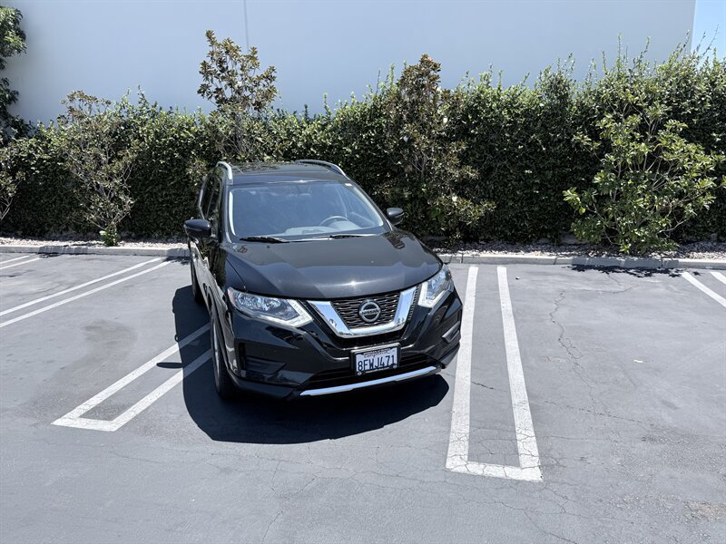 Used 2018 Nissan Rogue SV w/ Premium Package FWD image 2
