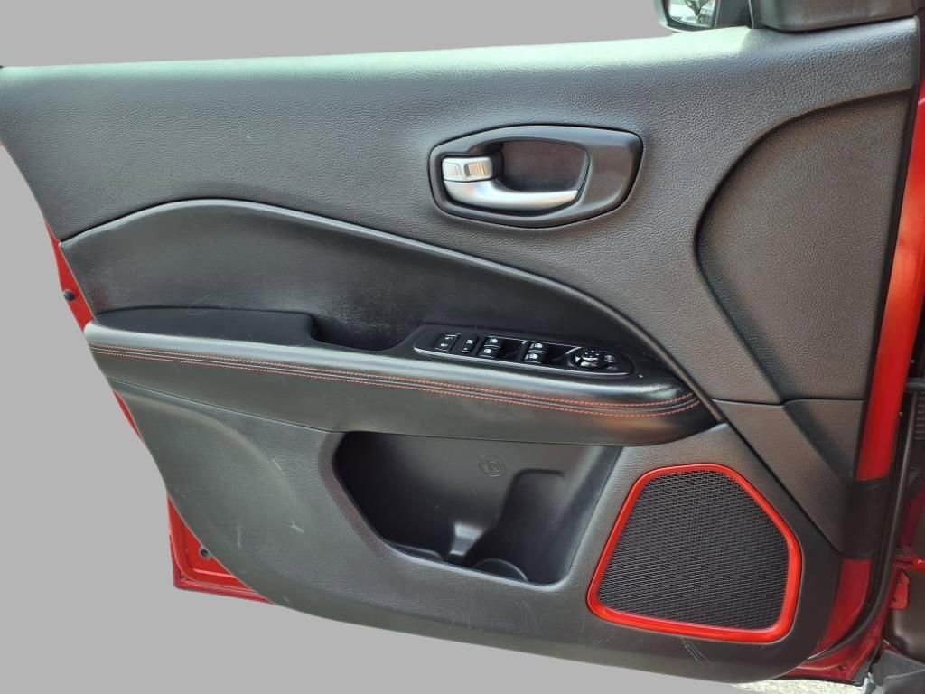 Used 2020 Jeep Compass Trailhawk image 16