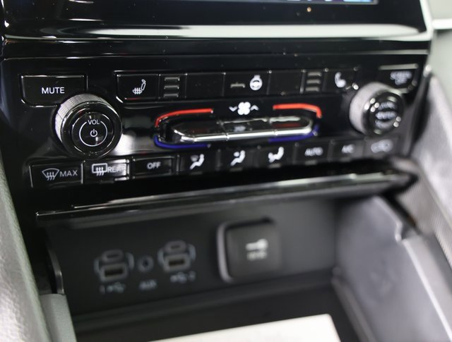 Used 2025 Jeep Grand Cherokee L Altitude image 17