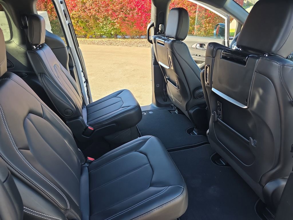 New 2026 Chrysler Pacifica Select image 11