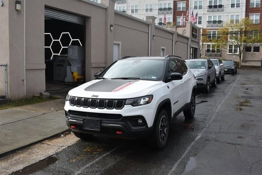 Used 2024 Jeep Compass Trailhawk image 2