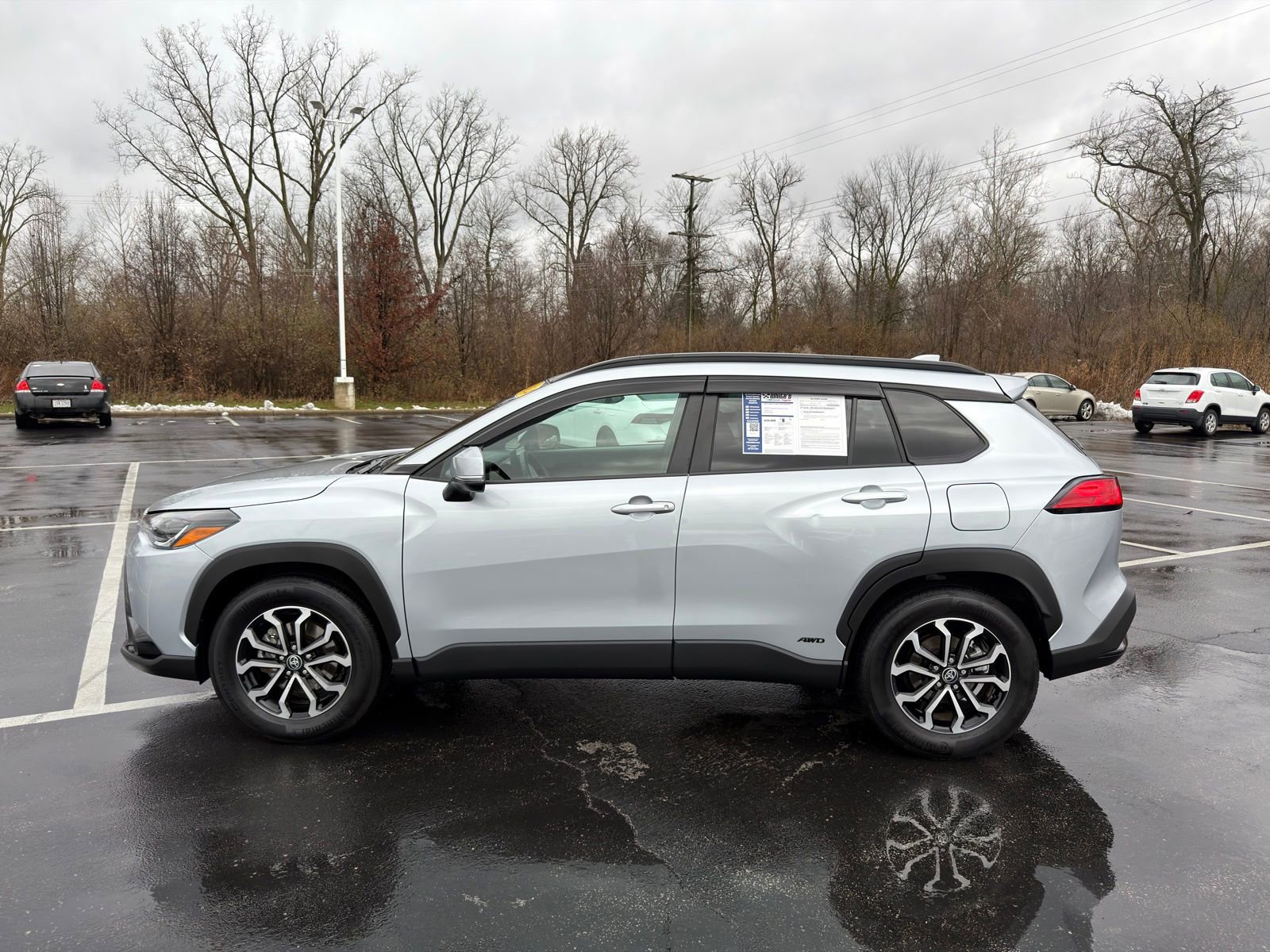 Used 2024 Toyota Corolla Cross SE image 3