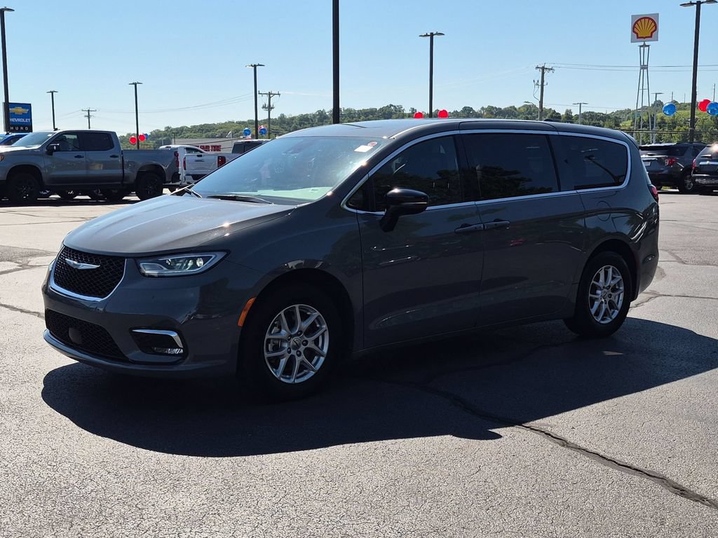 Used 2025 Chrysler Pacifica Select FWD image 8