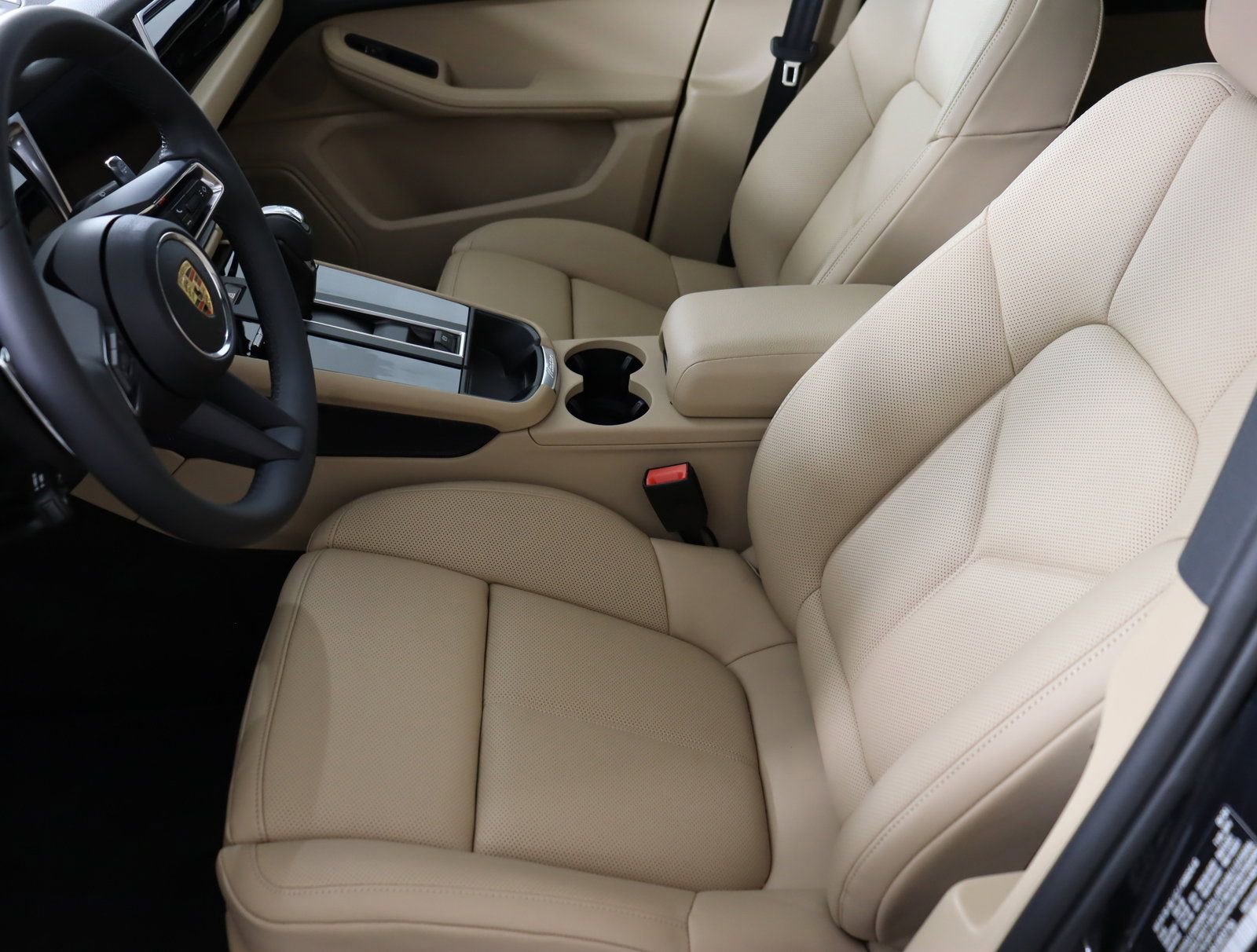 Used 2025 Porsche Macan image 4