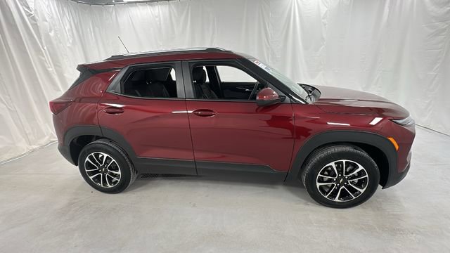 Used 2025 Chevrolet TrailBlazer LT w/ Driver Confidence Package image 2