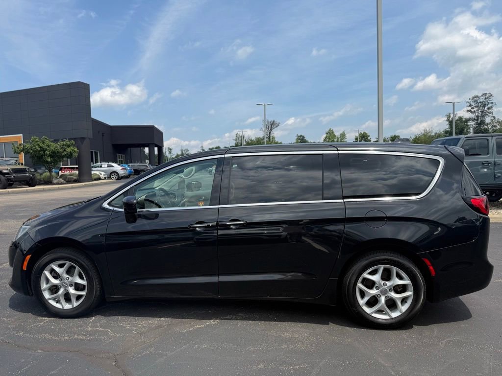 Used 2018 Chrysler Pacifica Touring Plus w/ Tire & Wheel Group FWD image 7
