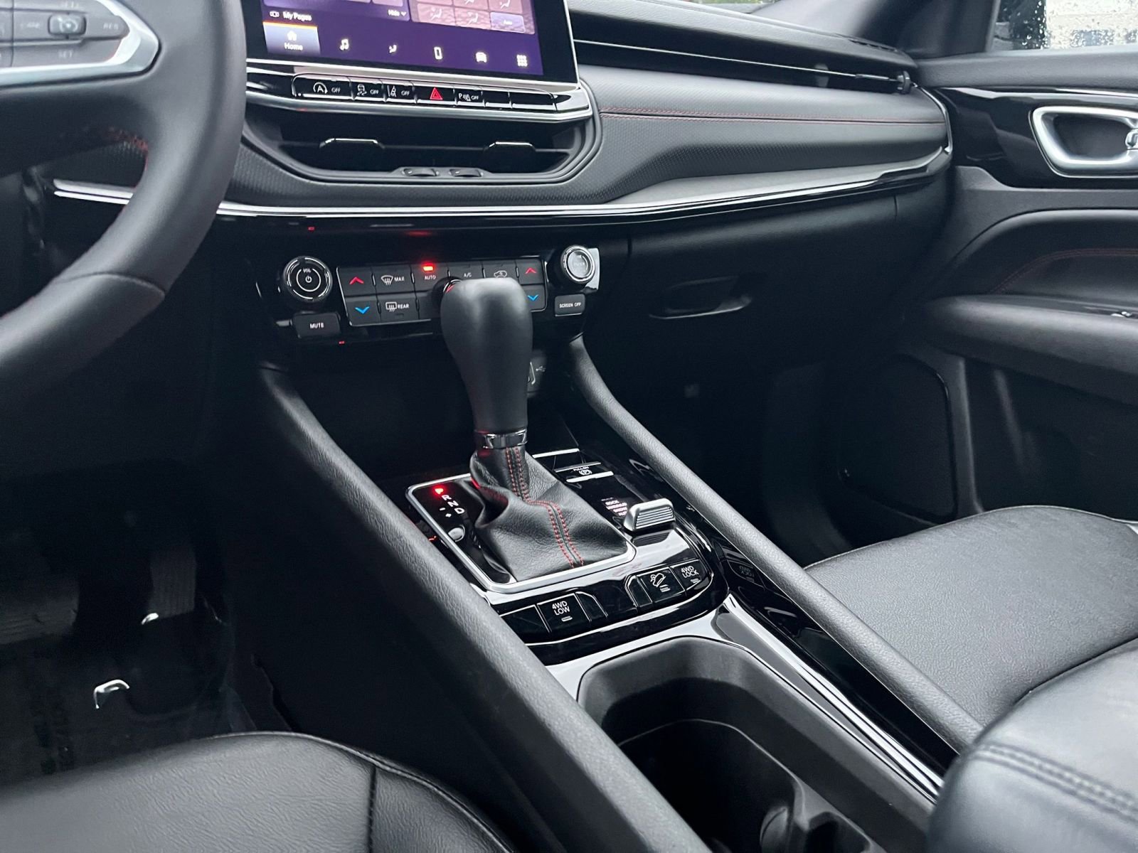 Used 2025 Jeep Compass Trailhawk image 40