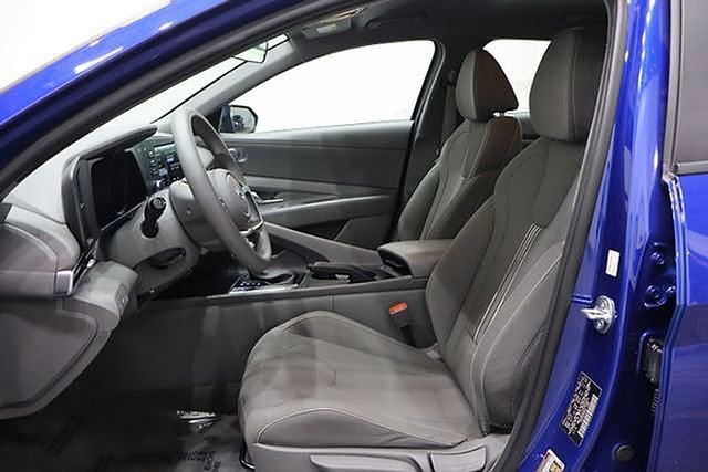 Used 2023 Hyundai Elantra SEL w/ Preferred Accessory Package image 10