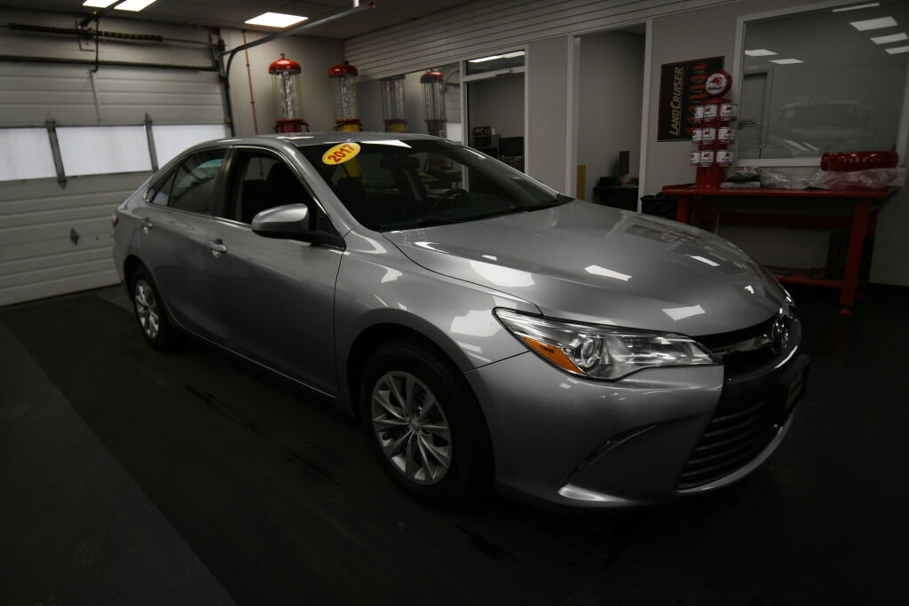 Used 2017 Toyota Camry LE image 2