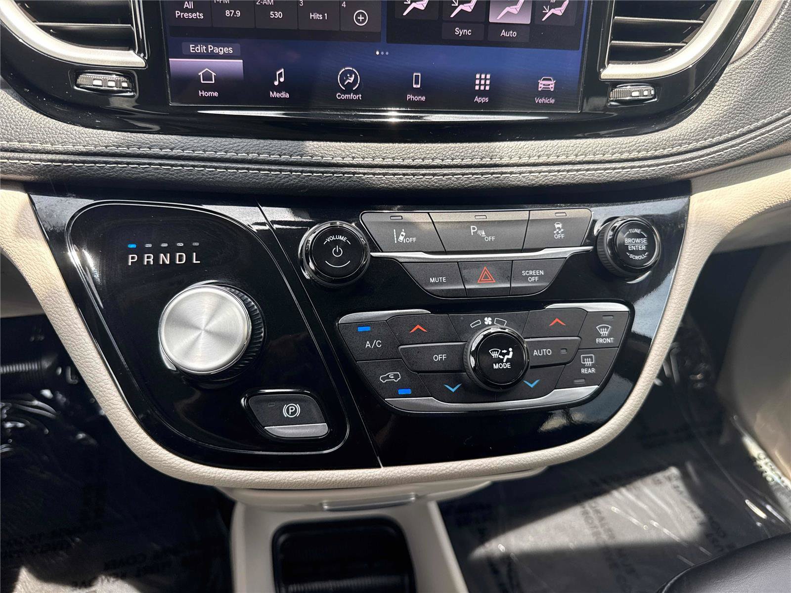 Used 2023 Chrysler Pacifica Touring-L FWD image 23