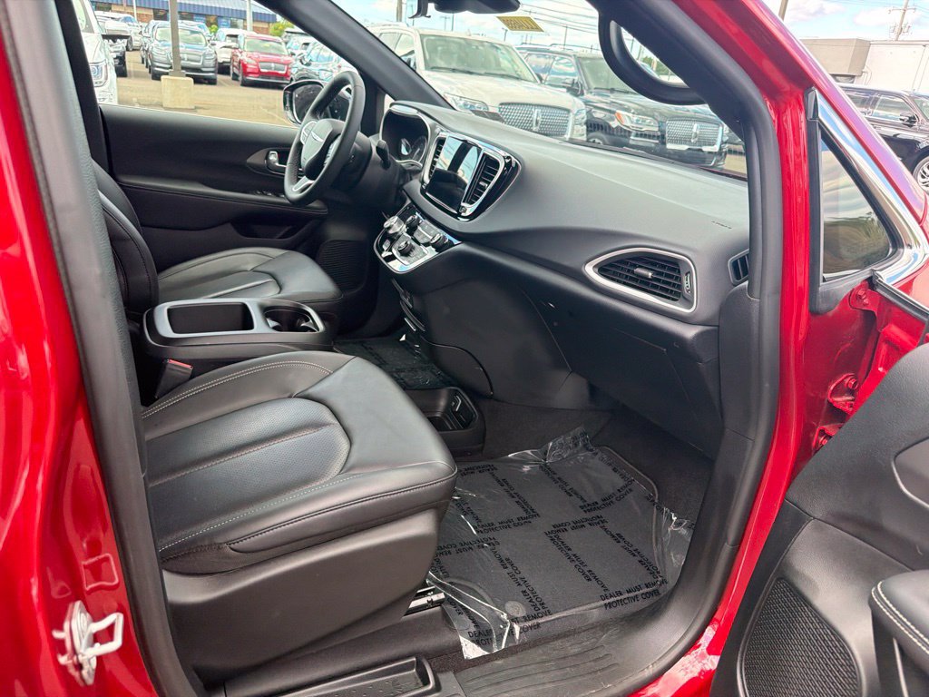 Used 2026 Chrysler Voyager LX FWD image 15