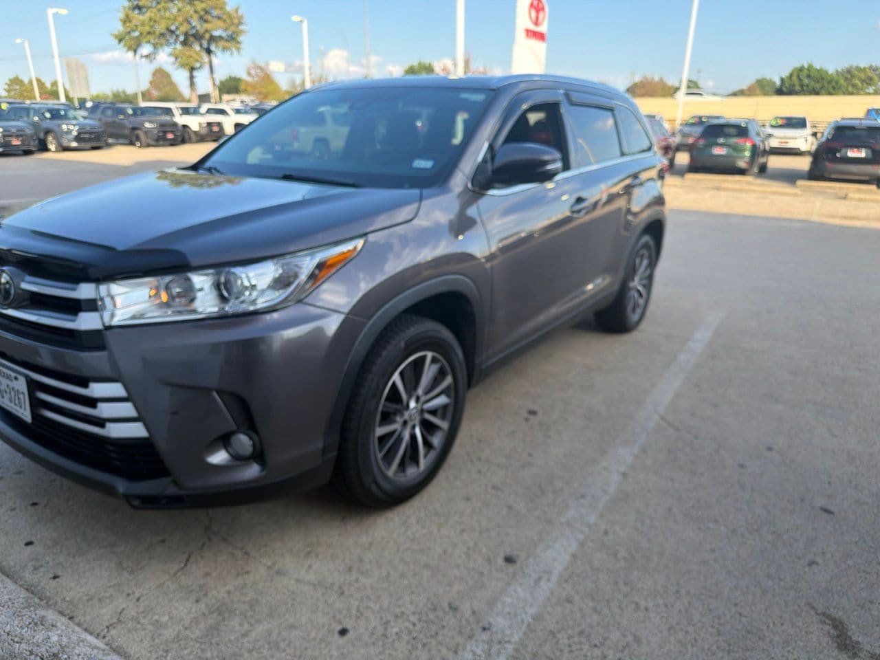 Used 2019 Toyota Highlander XLE FWD image 1