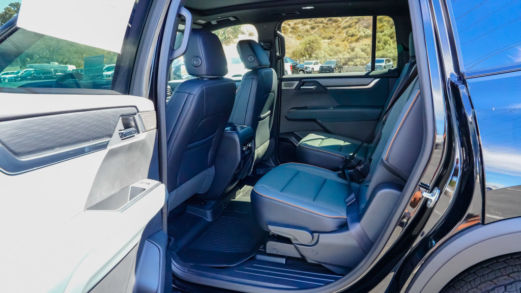 New 2027 GMC Acadia AT4 w/ AT4 Reserve Package AWD/4WD image 9