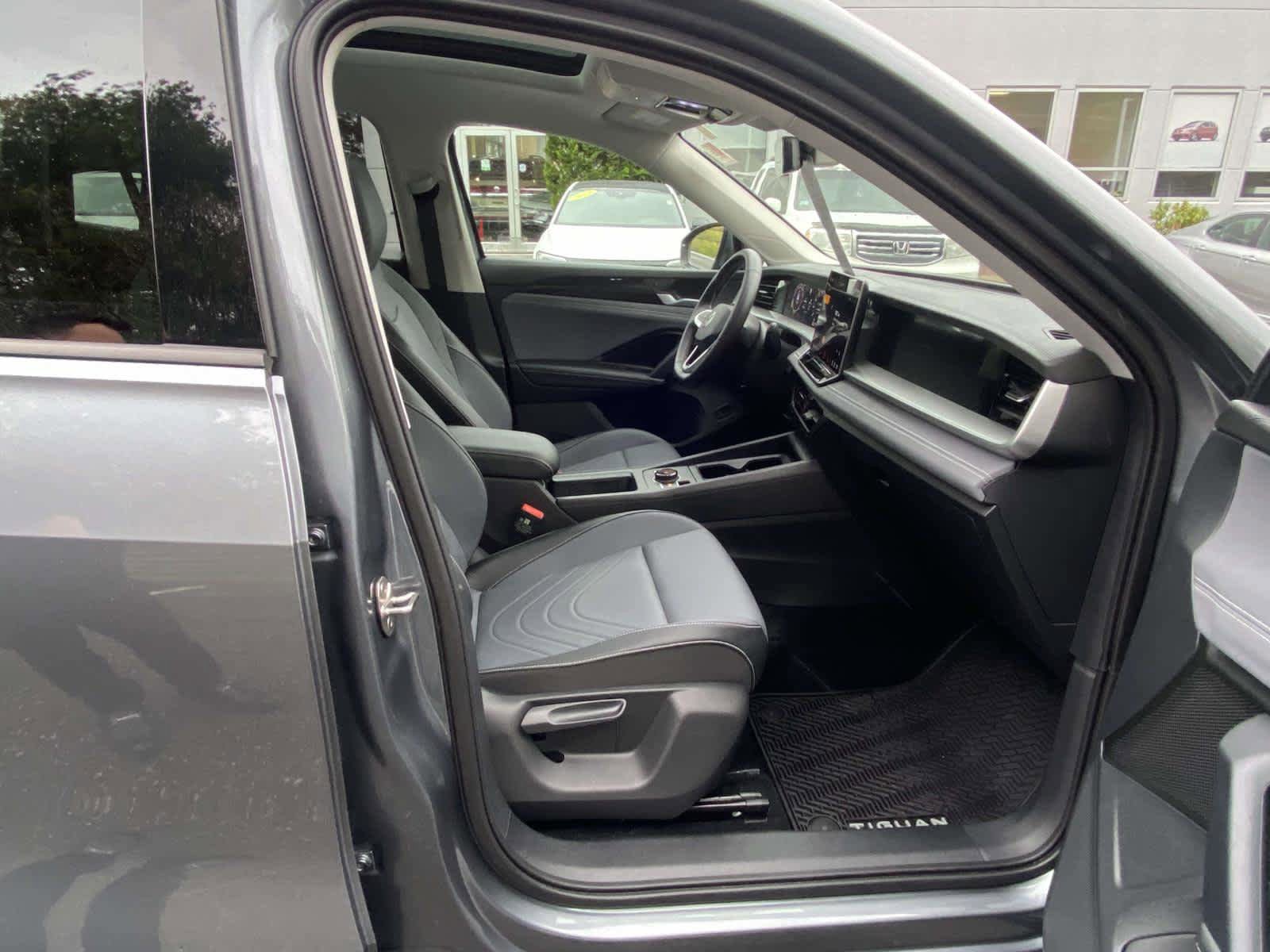 Certified 2026 Volkswagen Tiguan SE w/ Panoramic Sunroof Package AWD/4WD image 29