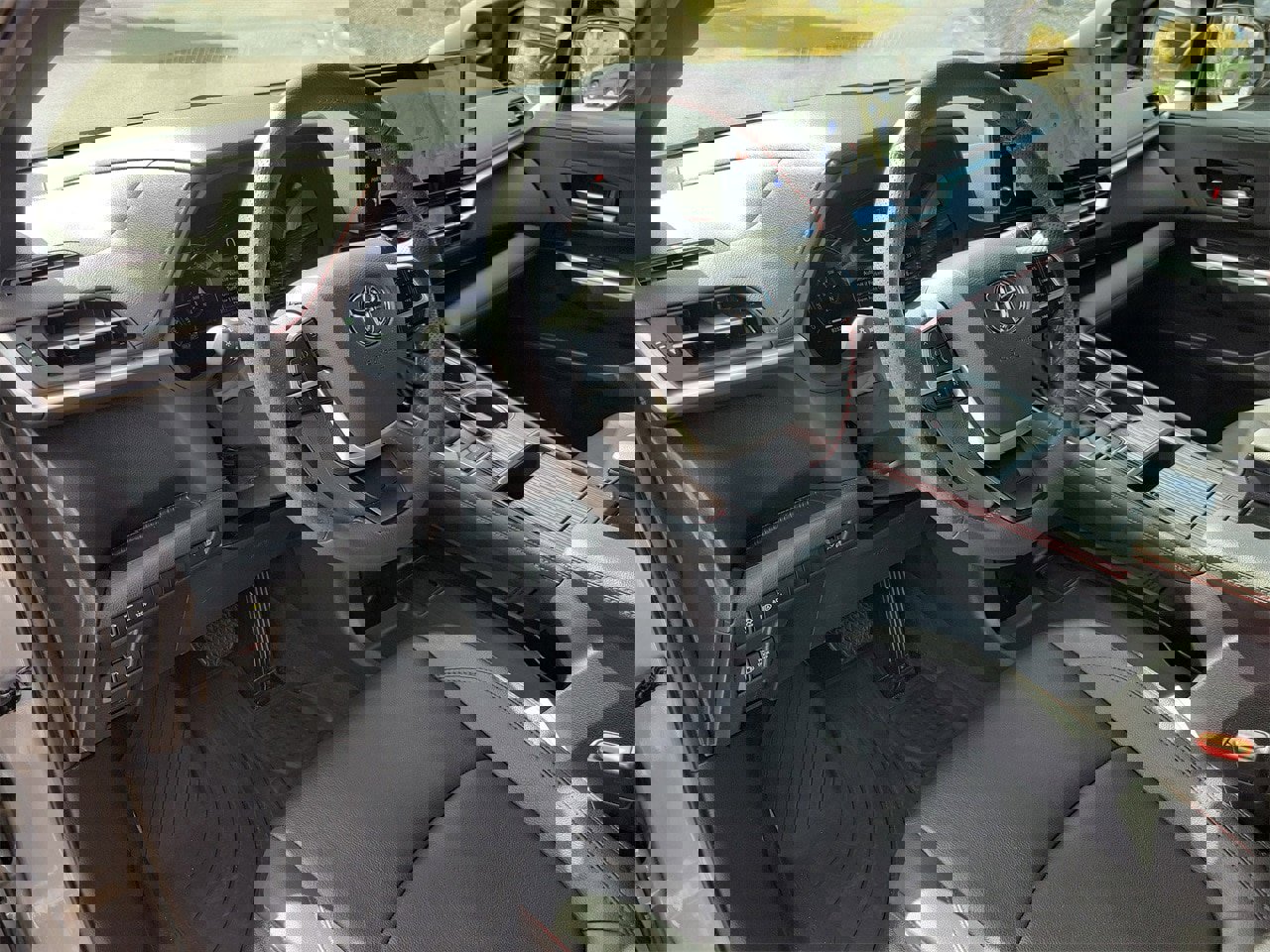 Used 2025 Toyota Sienna XSE w/ XSE Plus Package image 16