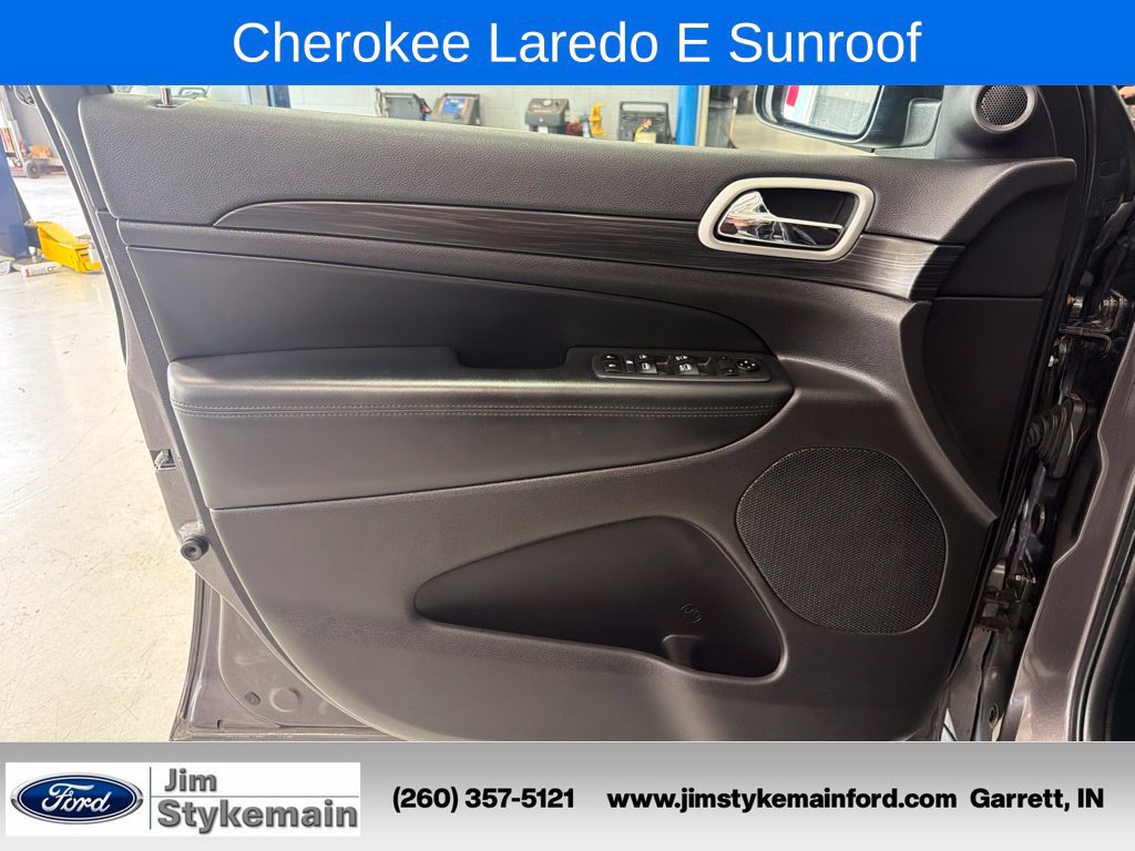 Used 2021 Jeep Grand Cherokee Laredo w/ Security & Convenience Group AWD/4WD image 18