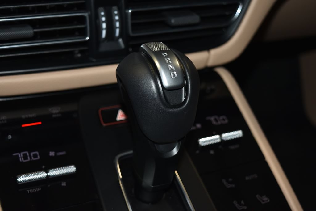 Certified 2025 Porsche Macan AWD/4WD image 18