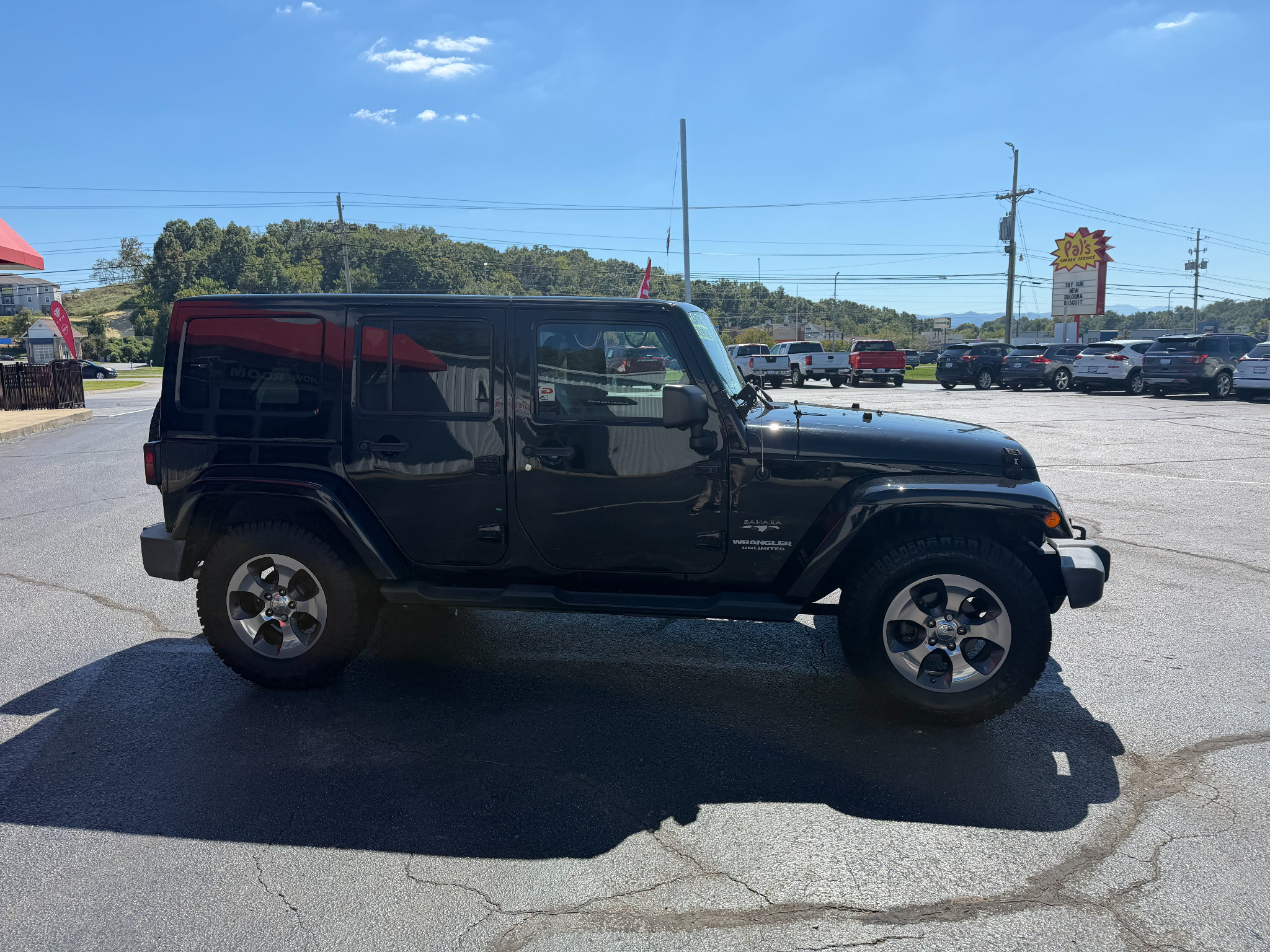 Used 2017 Jeep Wrangler Unlimited Sahara w/ Connectivity Group AWD/4WD image 3