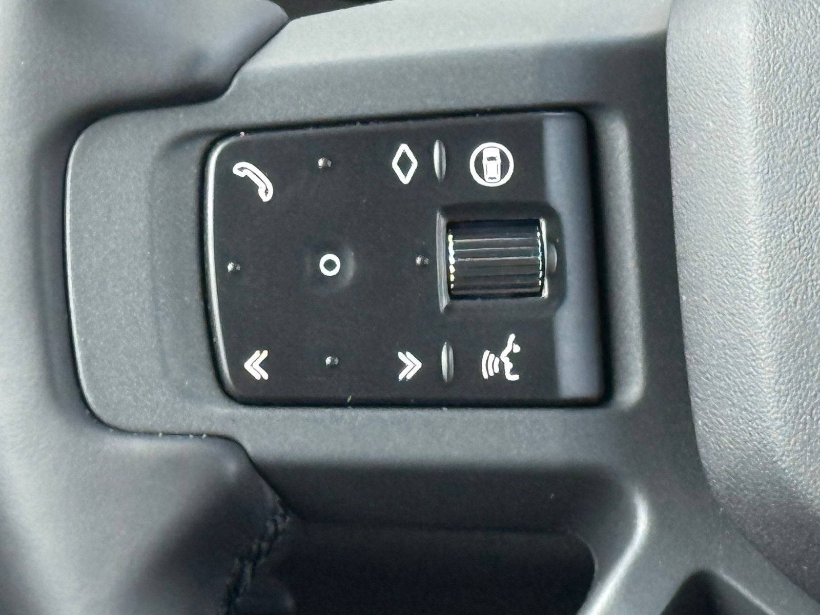 New 2025 Land Rover Defender 110 X-Dynamic SE AWD/4WD image 33