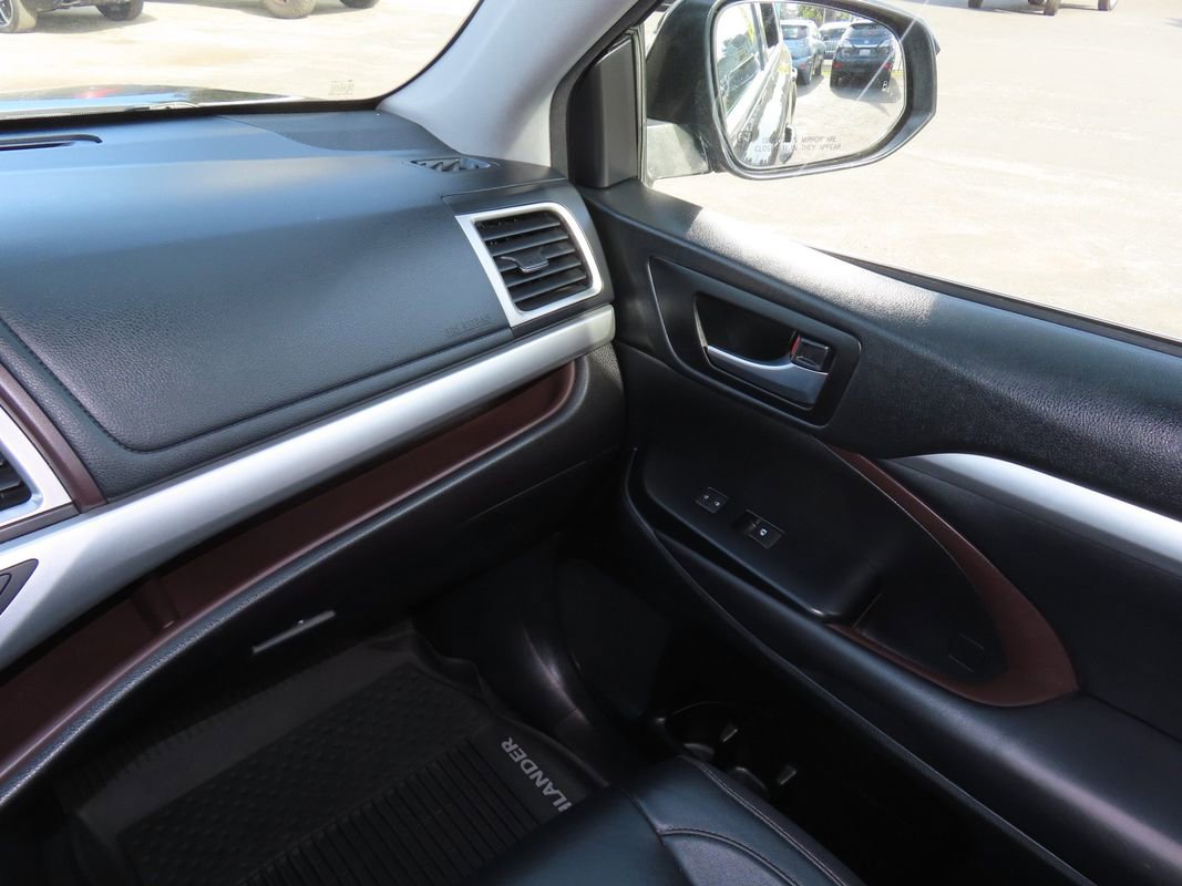 Used 2018 Toyota Highlander XLE image 29