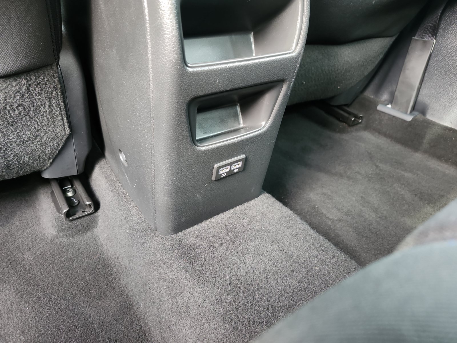 Used 2018 Nissan Sentra SR w/ SR Midnight Edition Package FWD image 16