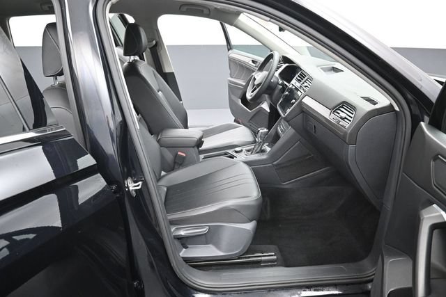 Used 2022 Volkswagen Tiguan SE AWD/4WD image 35