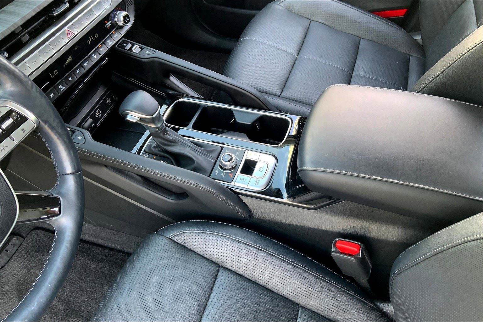 Used 2024 Kia Telluride EX w/ EX Captain's Chair Package image 16