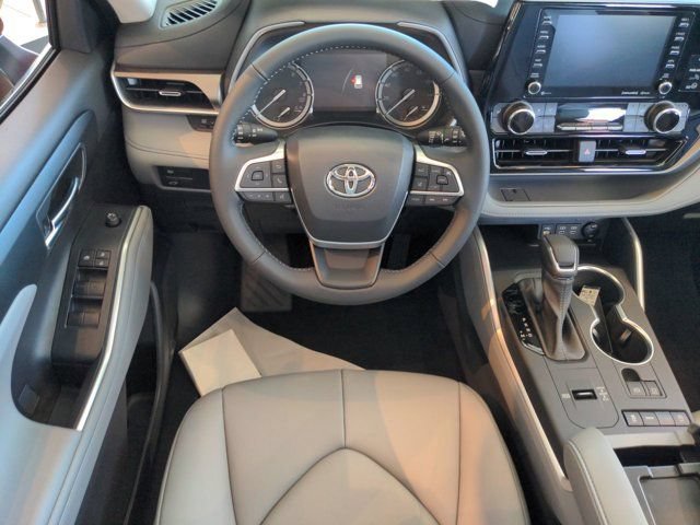 Used 2022 Toyota Highlander XLE FWD image 14