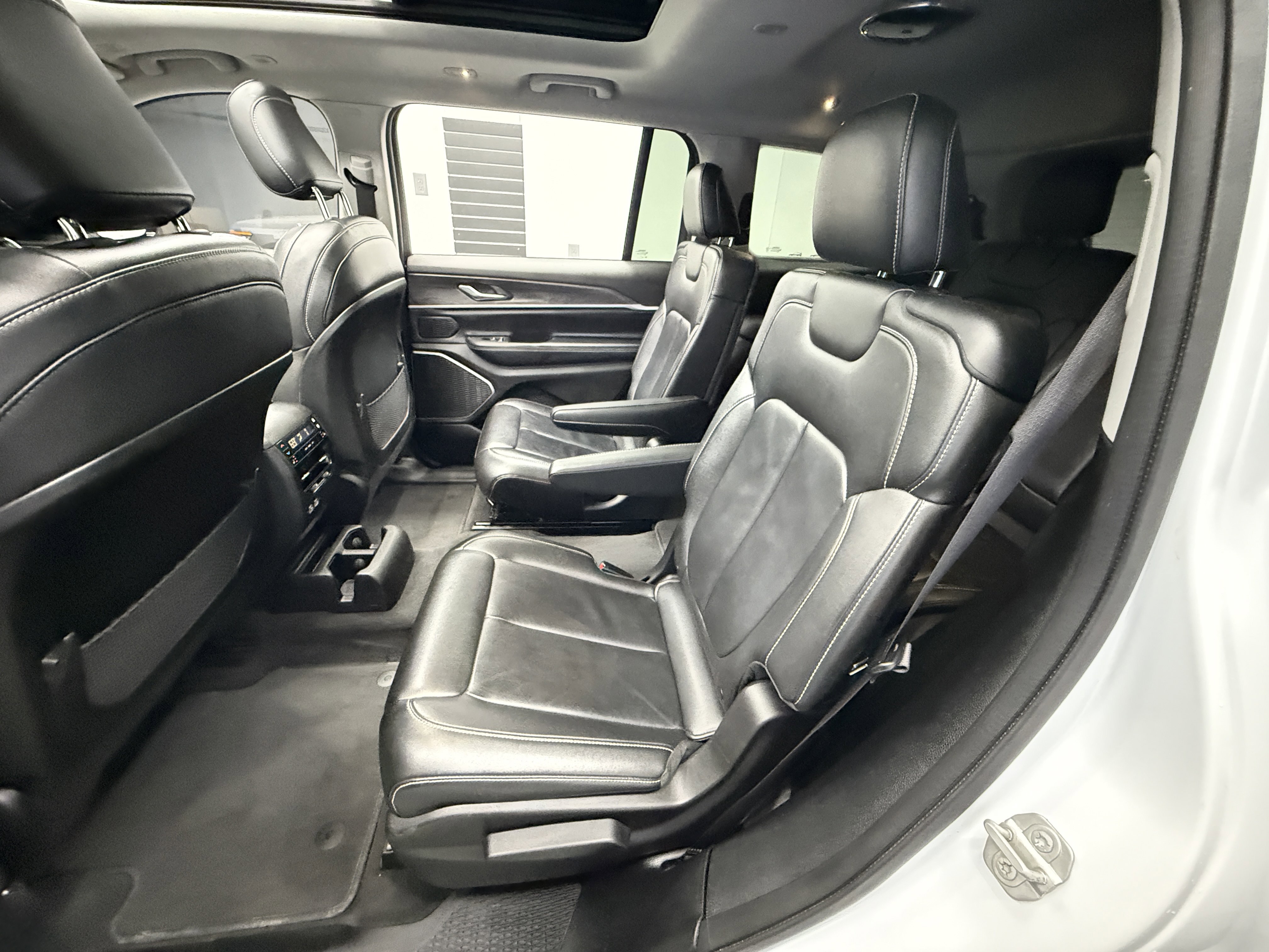 Used 2021 Jeep Grand Cherokee L Limited w/ Luxury Tech Group II image 26