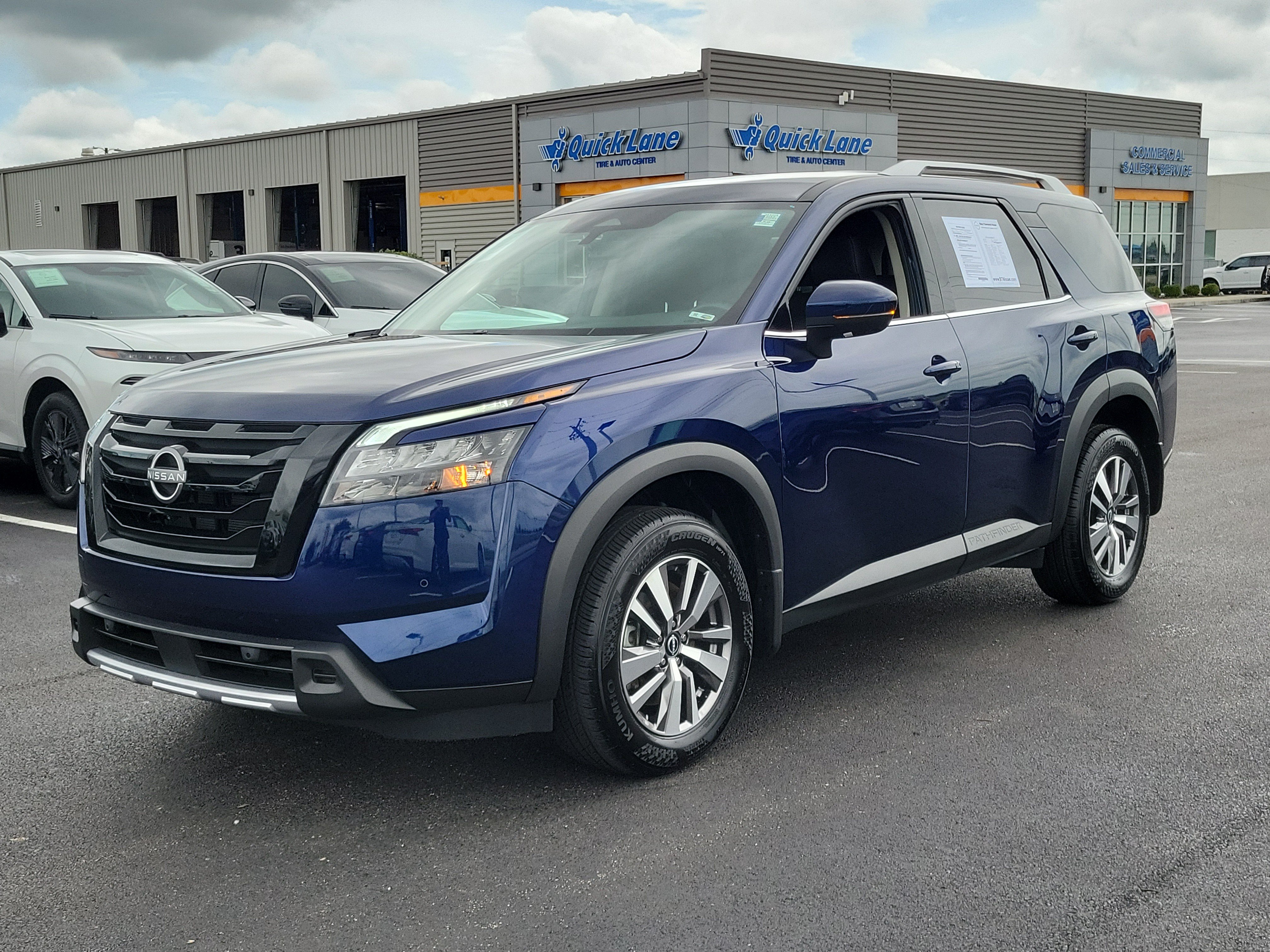 Used 2025 Nissan Pathfinder SL w/ Black Appearance Package AWD/4WD image 2