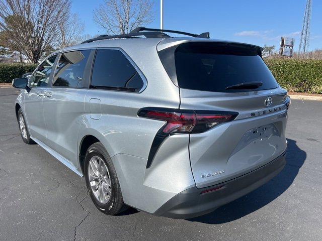 Used 2025 Toyota Sienna LE image 9
