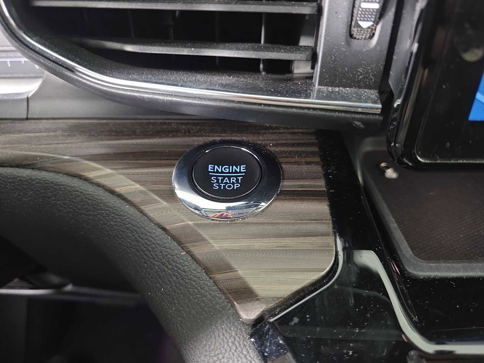 Used 2022 Ford Explorer Limited w/ Equipment Group 301A image 18