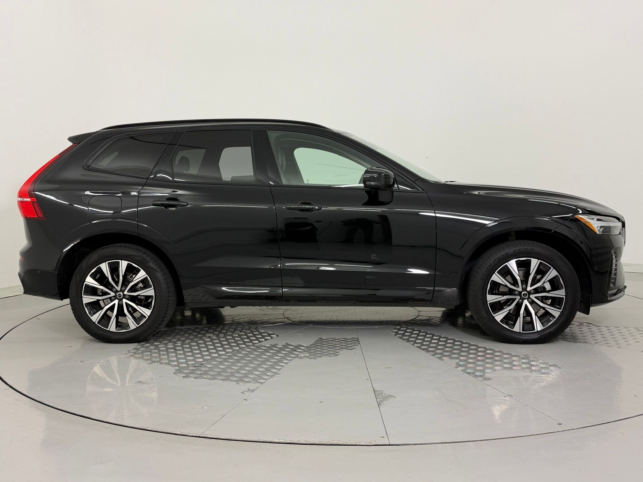 Used 2025 Volvo XC60 B5 Plus image 8