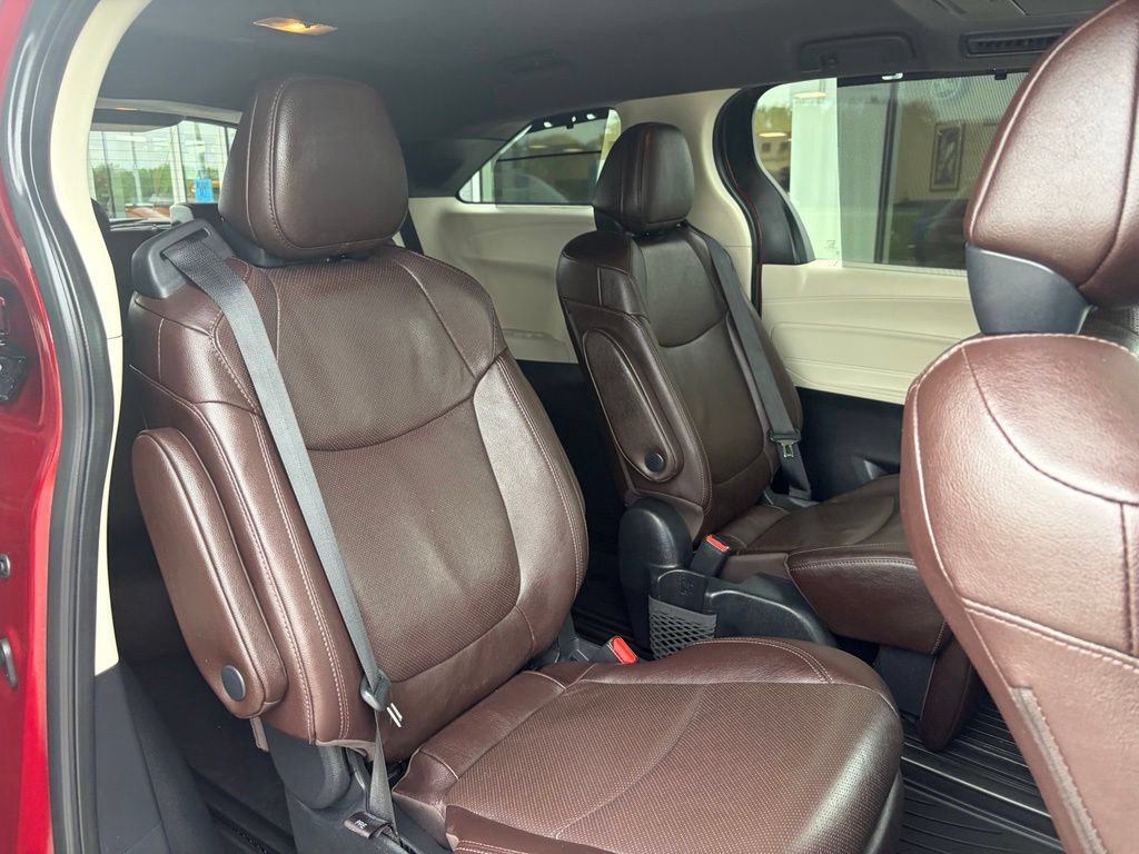 Used 2022 Toyota Sienna Platinum AWD/4WD image 24
