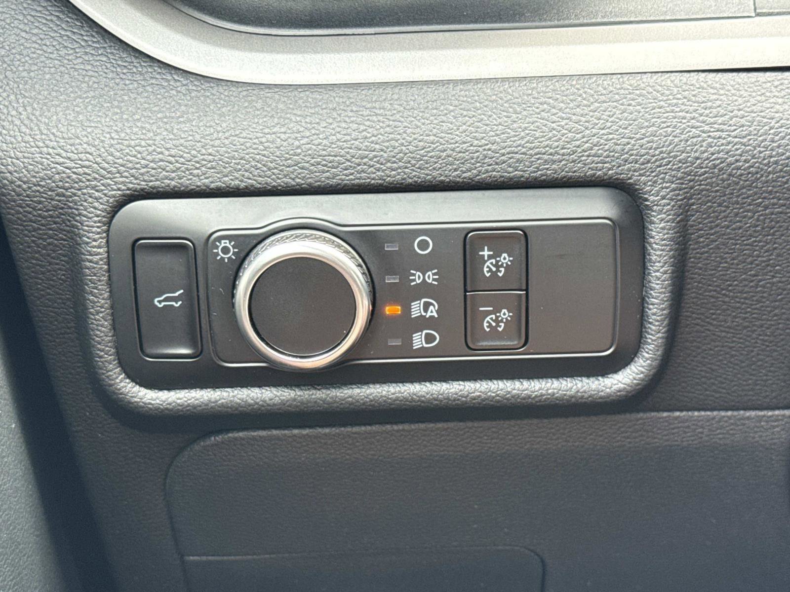 Used 2023 Ford Explorer XLT image 13