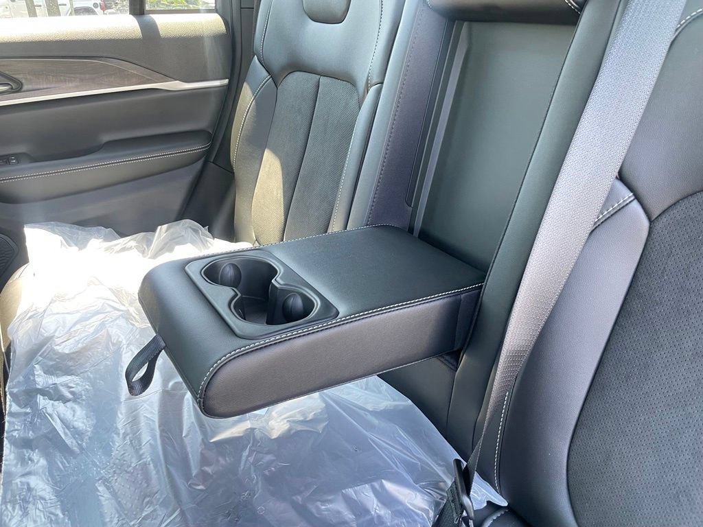 New 2026 Jeep Grand Cherokee Altitude AWD/4WD image 10