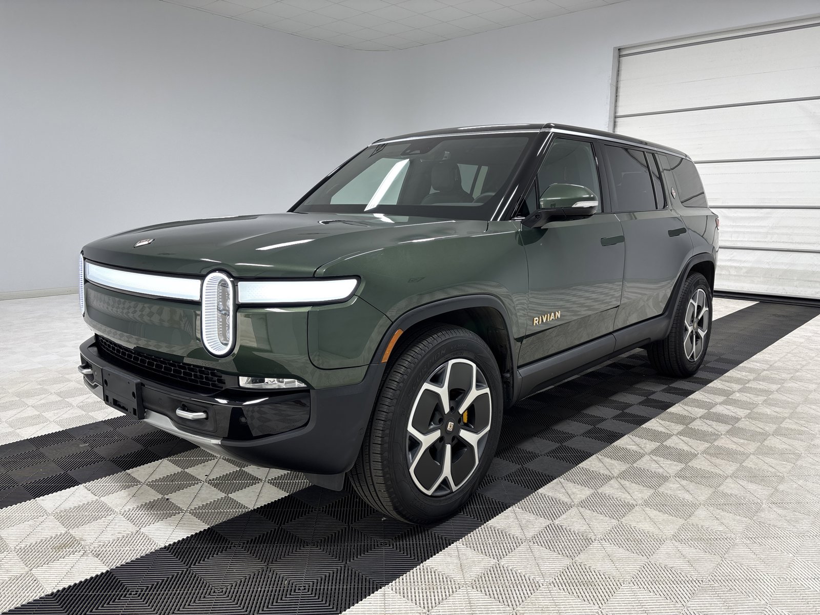 Used 2024 Rivian R1S Adventure AWD/4WD image 1