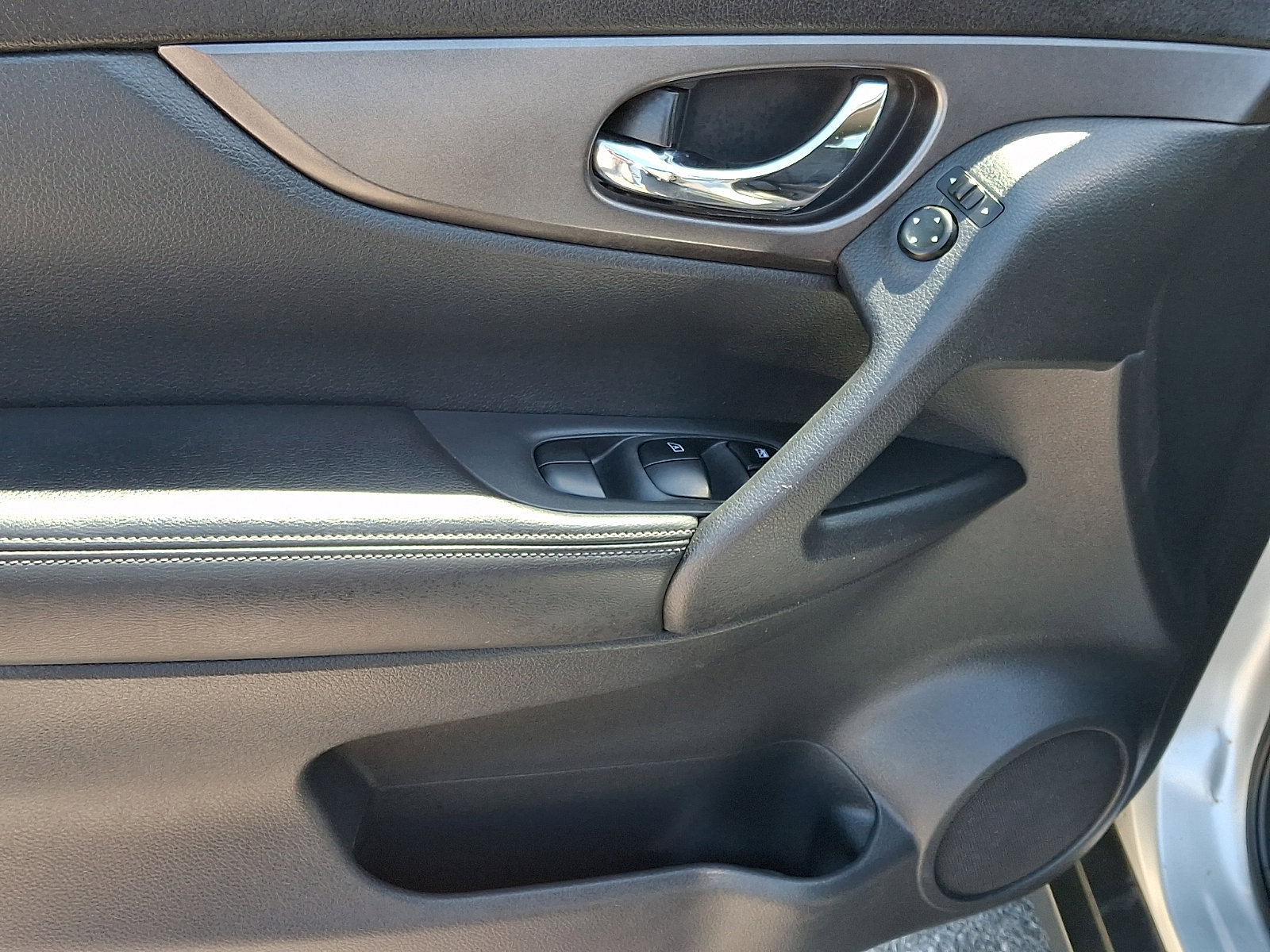 Used 2016 Nissan Rogue SV AWD/4WD image 12