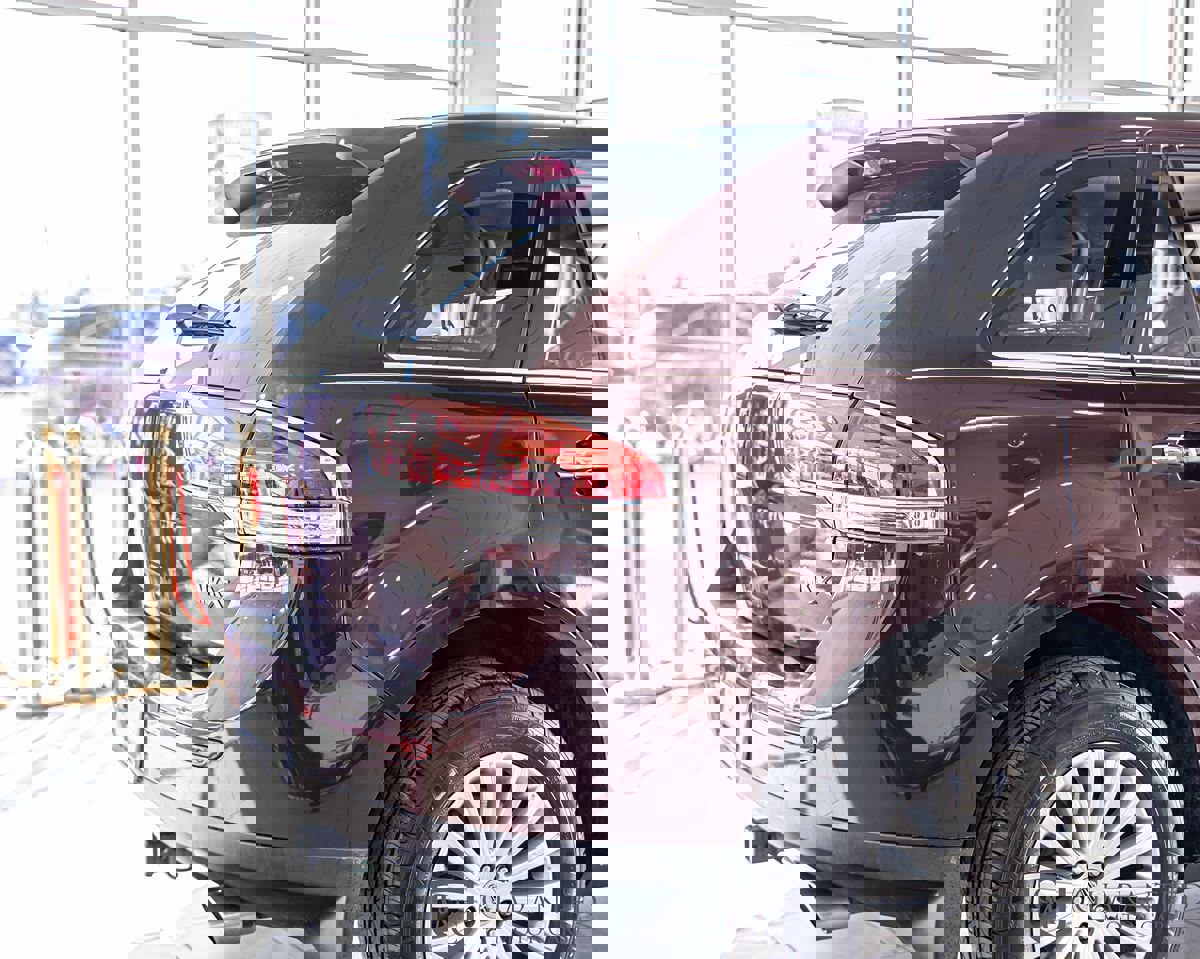 Used 2012 Lincoln MKX FWD image 12