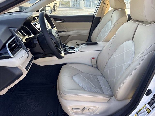 Used 2018 Toyota Camry XLE image 11