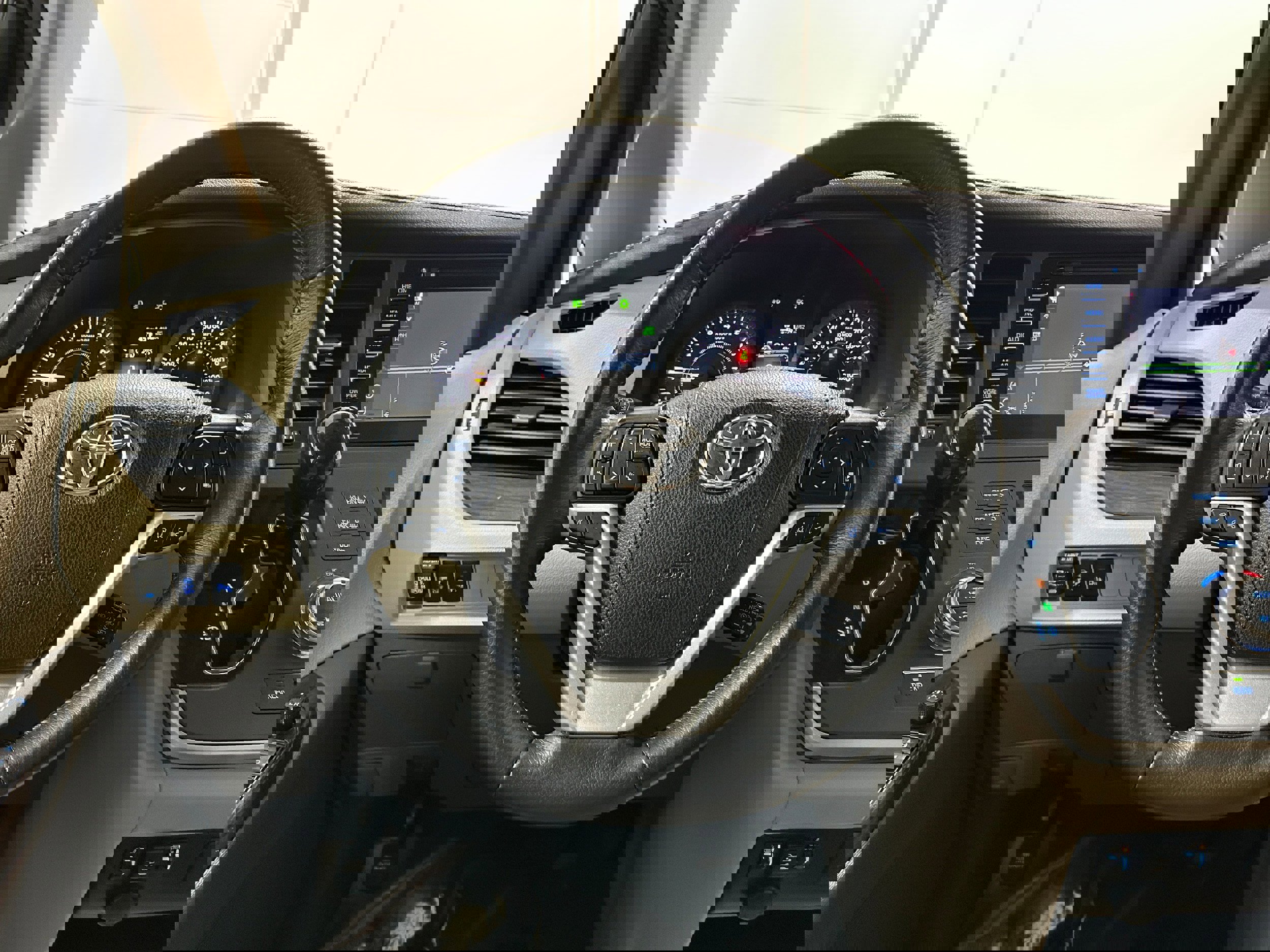 Used 2020 Toyota Sienna XLE w/ XLE Navigation Package image 14