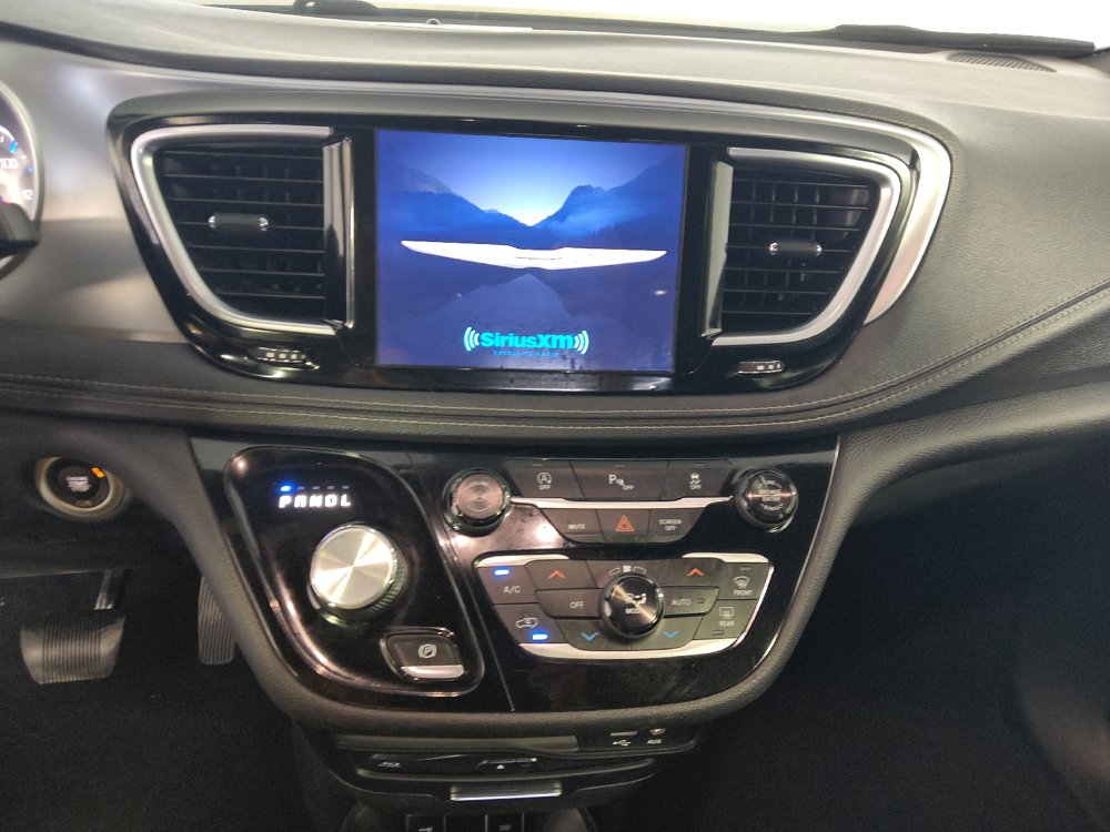 Used 2018 Chrysler Pacifica Limited w/ S Appearance Package FWD image 25