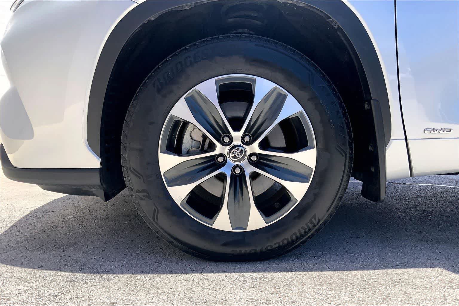 Used 2025 Toyota Highlander XLE AWD/4WD image 8
