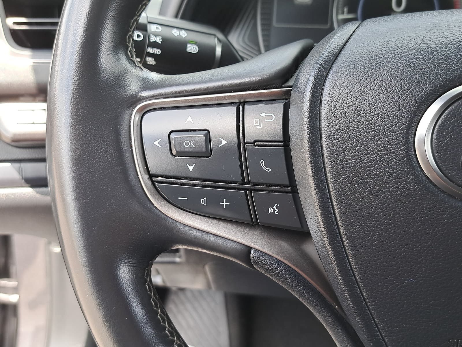 Used 2022 Lexus UX 200 w/ Accessory Package (Z2) FWD image 17