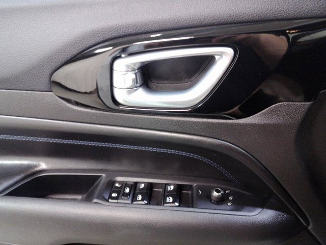 Used 2025 Jeep Compass Latitude w/ Altitude Special Edition image 14