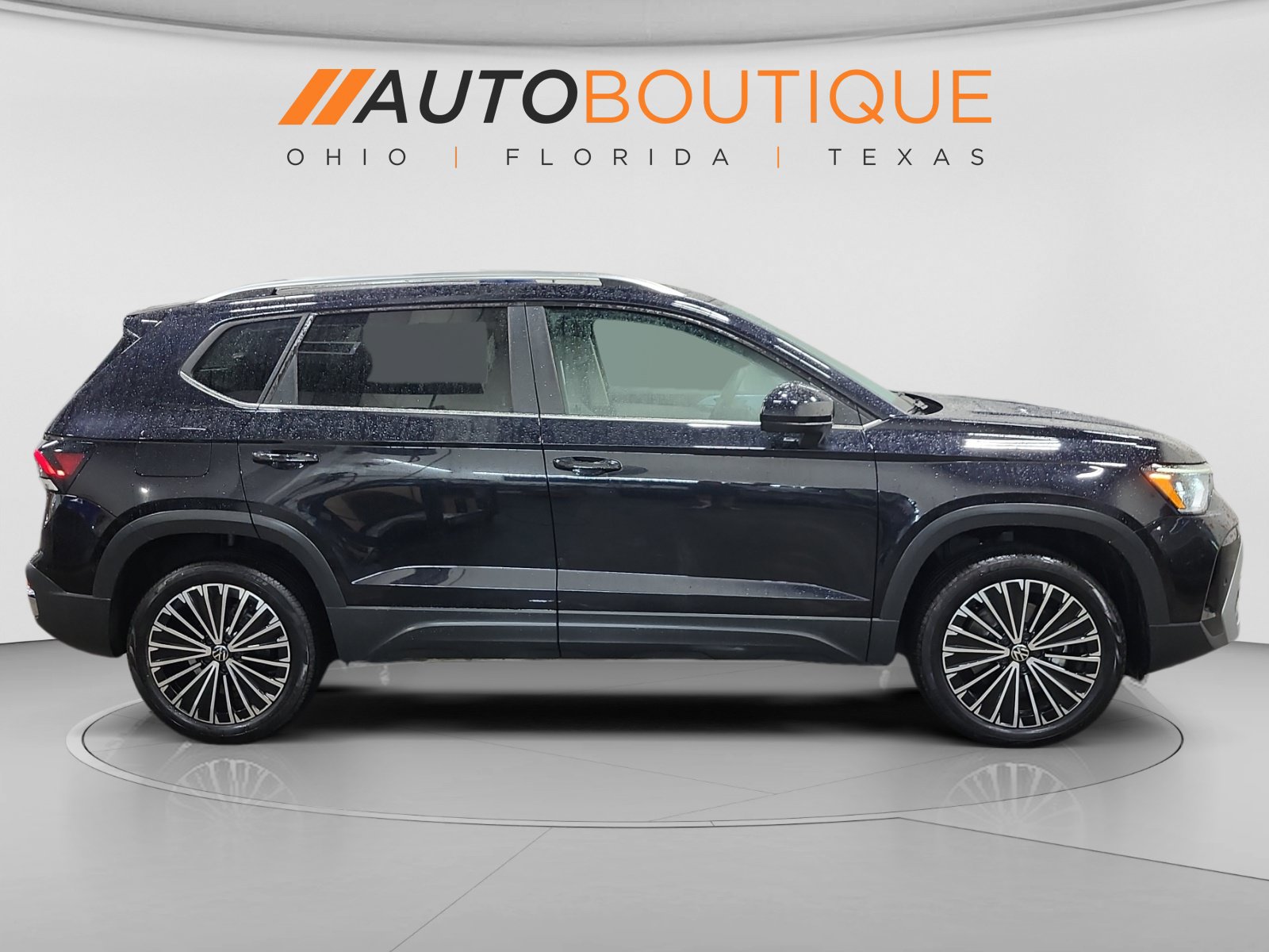 Used 2025 Volkswagen Taos SE w/ Panoramic Sunroof Package FWD image 6